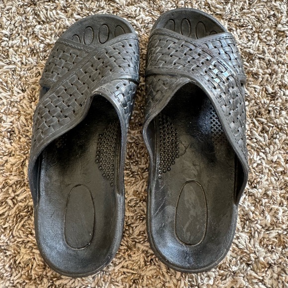 Women’s Okabashi Black Sandals - Picture 2 of 5